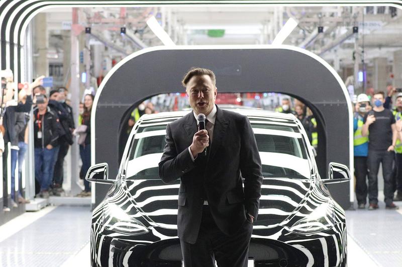 Musk vrea altceva de la Tesla: Producția de mașini electrice, sub presiune