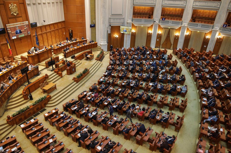 Parlamentarii scapă de angajații din consilii. Cum vor corecta greșeala