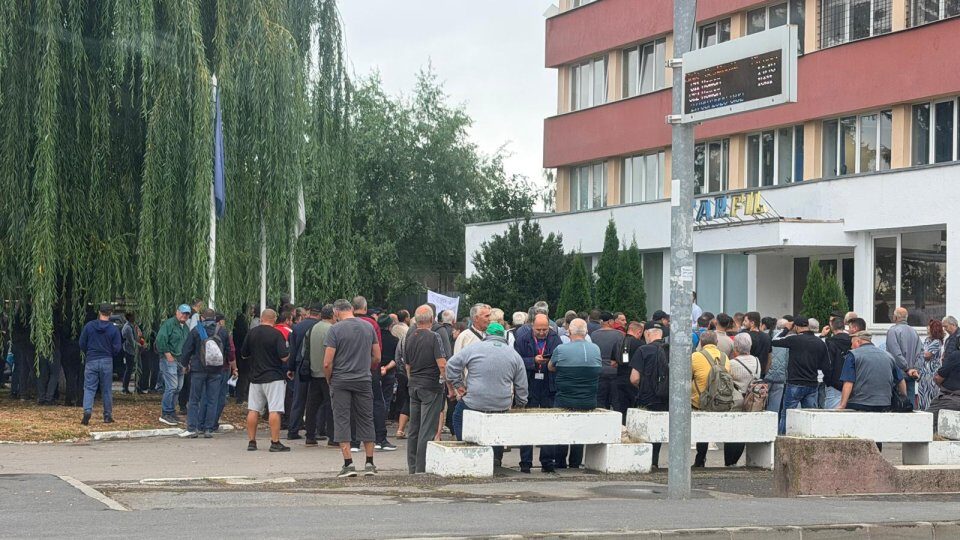 Grevă la Carfil Brașov: Salarii întârziate, muncitorii au oprit lucrul