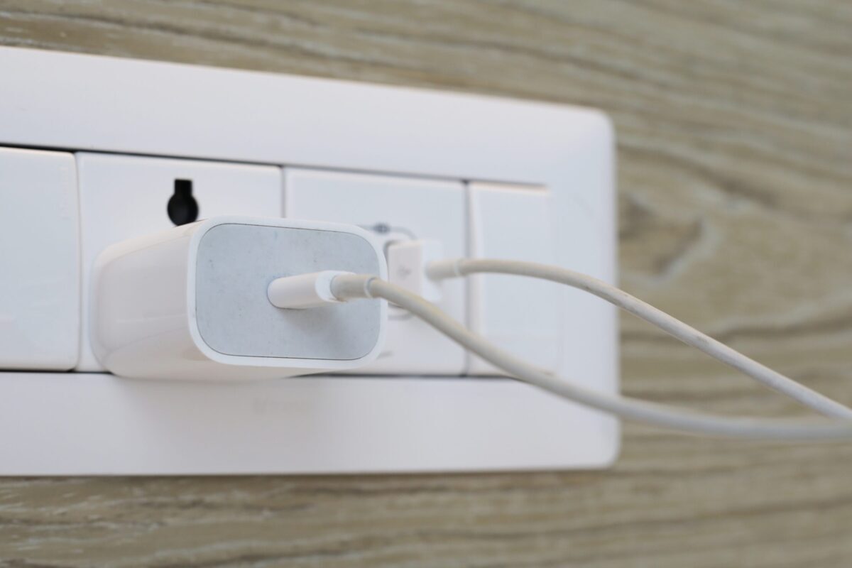 Greșeala cu încărcătorul: Consumă curent și distruge accesorii