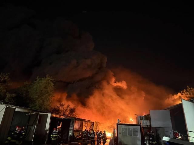 Incendiu hală Sector 1: Fum gros, RO-Alert, zeci de mașini de pompieri