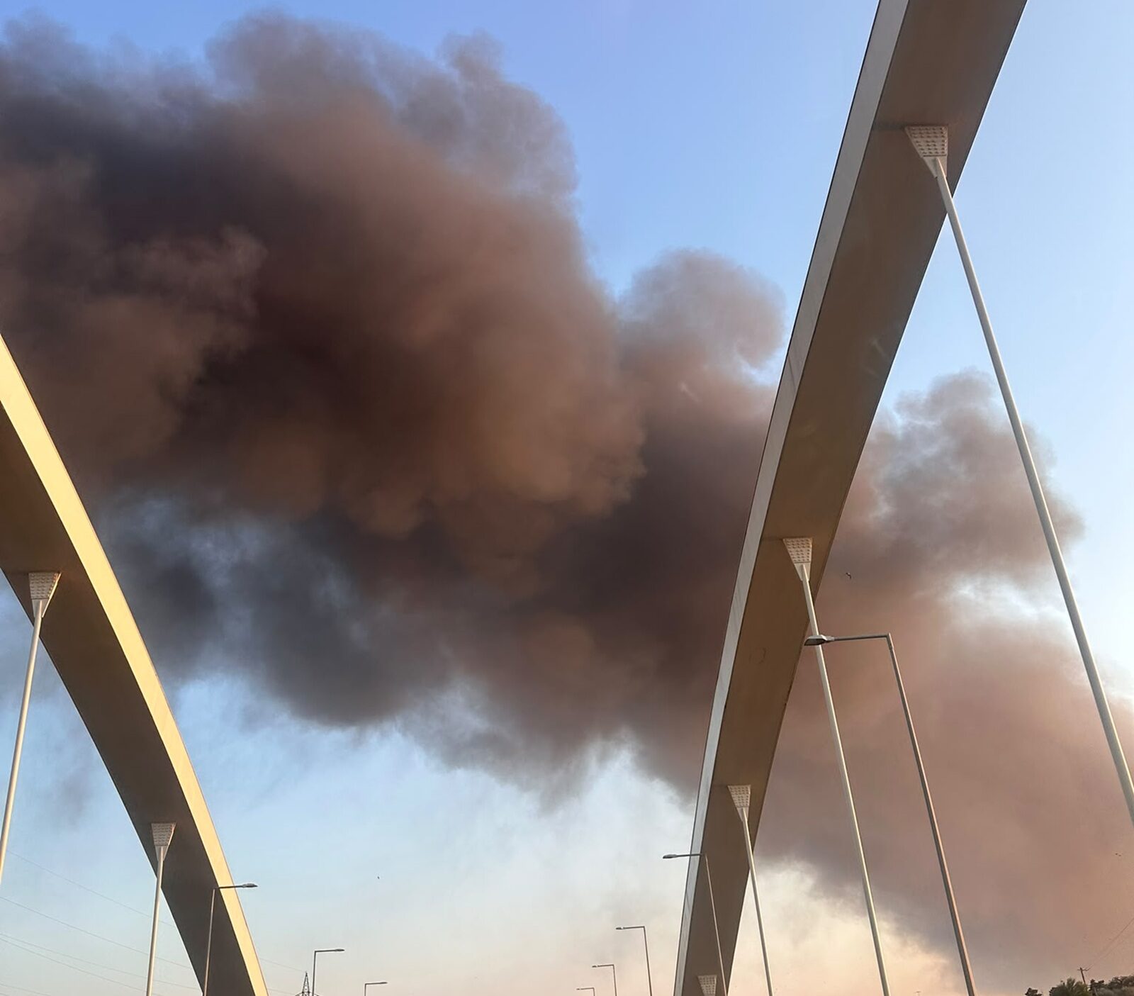 LUMINA ÎN FLĂCĂRI: Incendiu uriaș, fum toxic, evacuate
