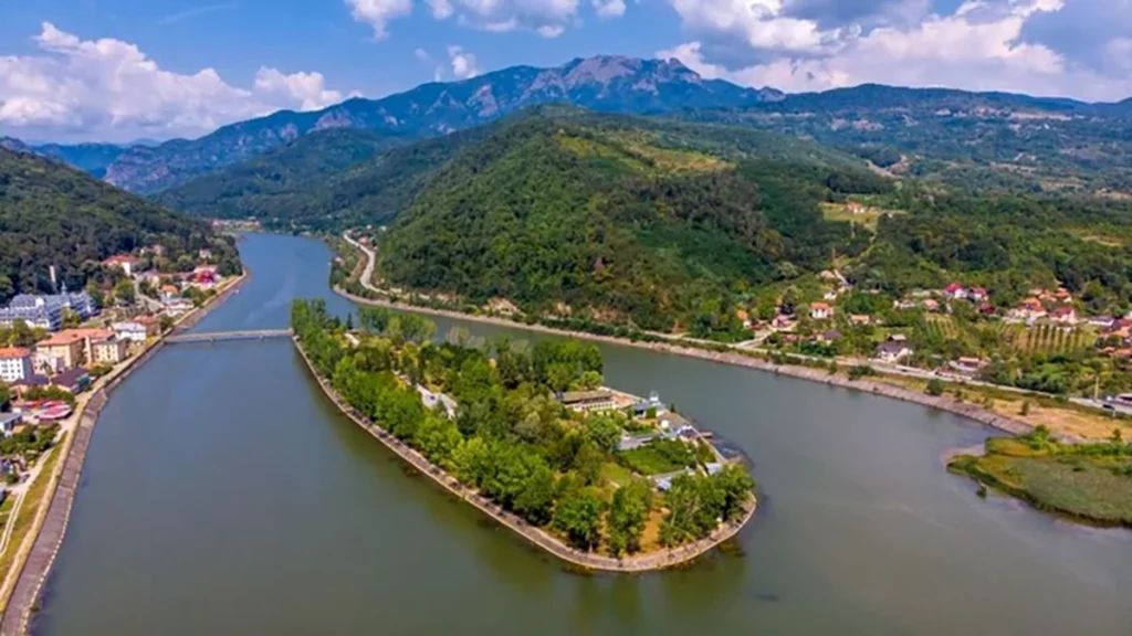 Insula-minune din România, ridicată cu 6m pentru a nu dispărea