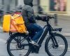 Curierii nepalezi, în geci și mănuși la peste 40 de grade