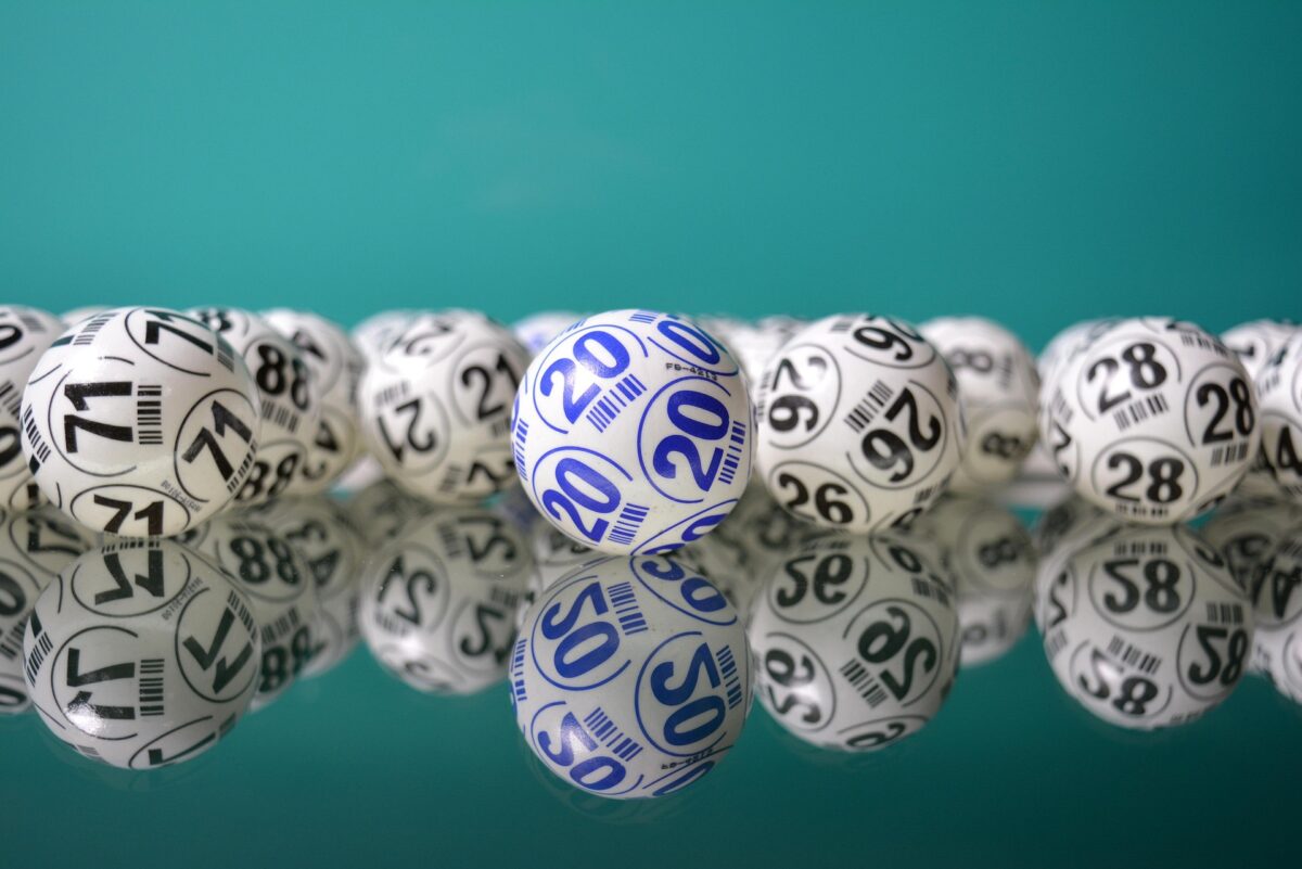 Loto 6/49: 9,5 milioane euro report, tragere la ora