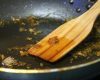 Mâncarea se lipește de tigaie? Greșelile culinare care te sabotează