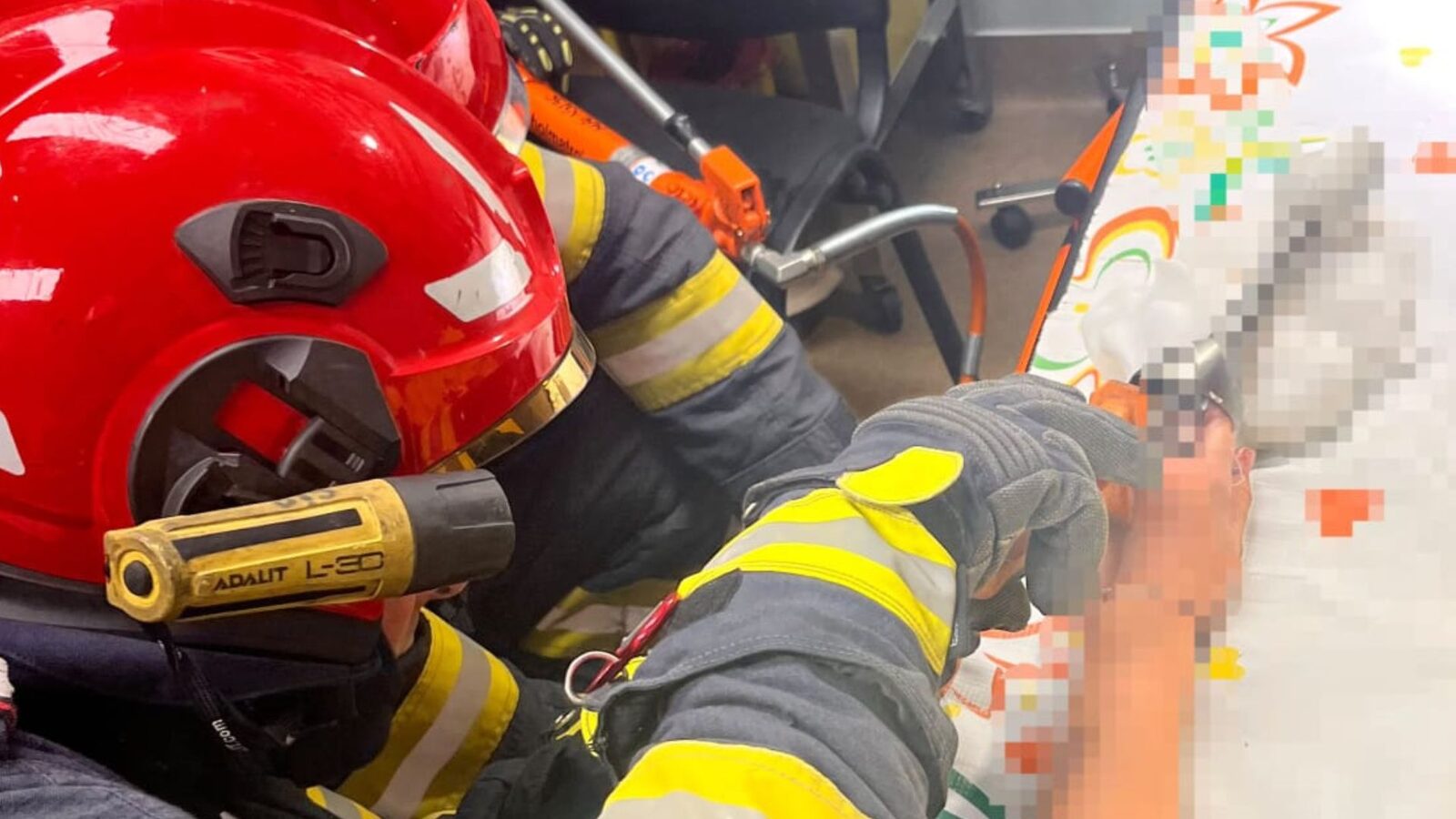 Neatenție în bucătărie: Tânără la spital după un gest greșit