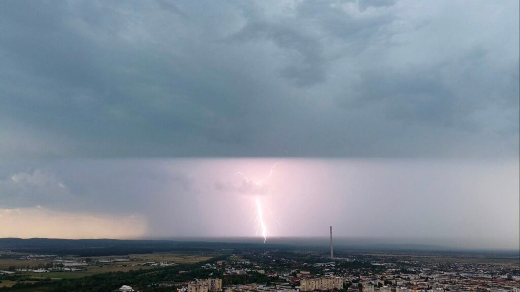 Vijelii în Țară, Canicula Rămâne Pe Câmpie