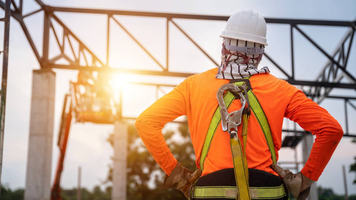 Salarii uriașe pentru constructori și electricieni: Până la 7.000 de euro