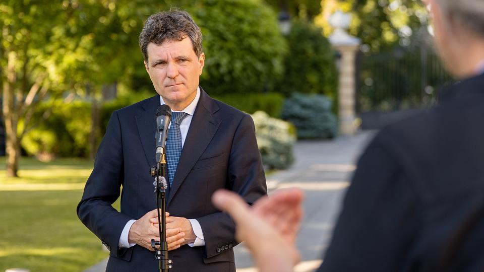 Iohannis semnează legile PNRR și acordul SAFE