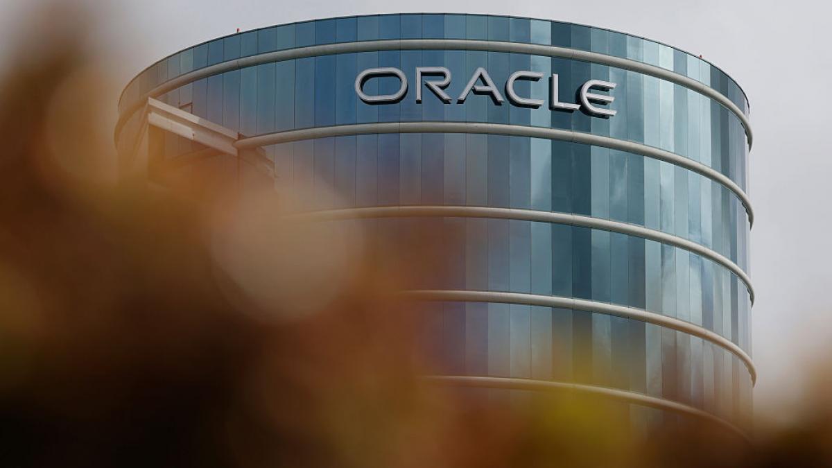 Oracle, concedieri masive: Mii de români afectați