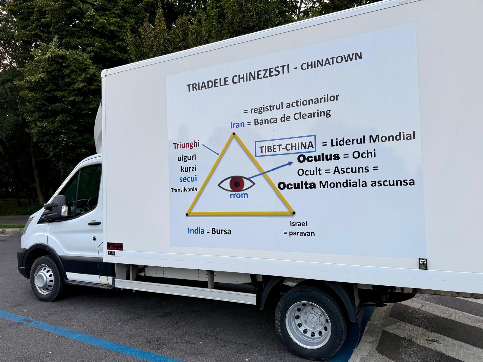 Panouri cu teorii conspiraționiste despre Zelenski și China, la București