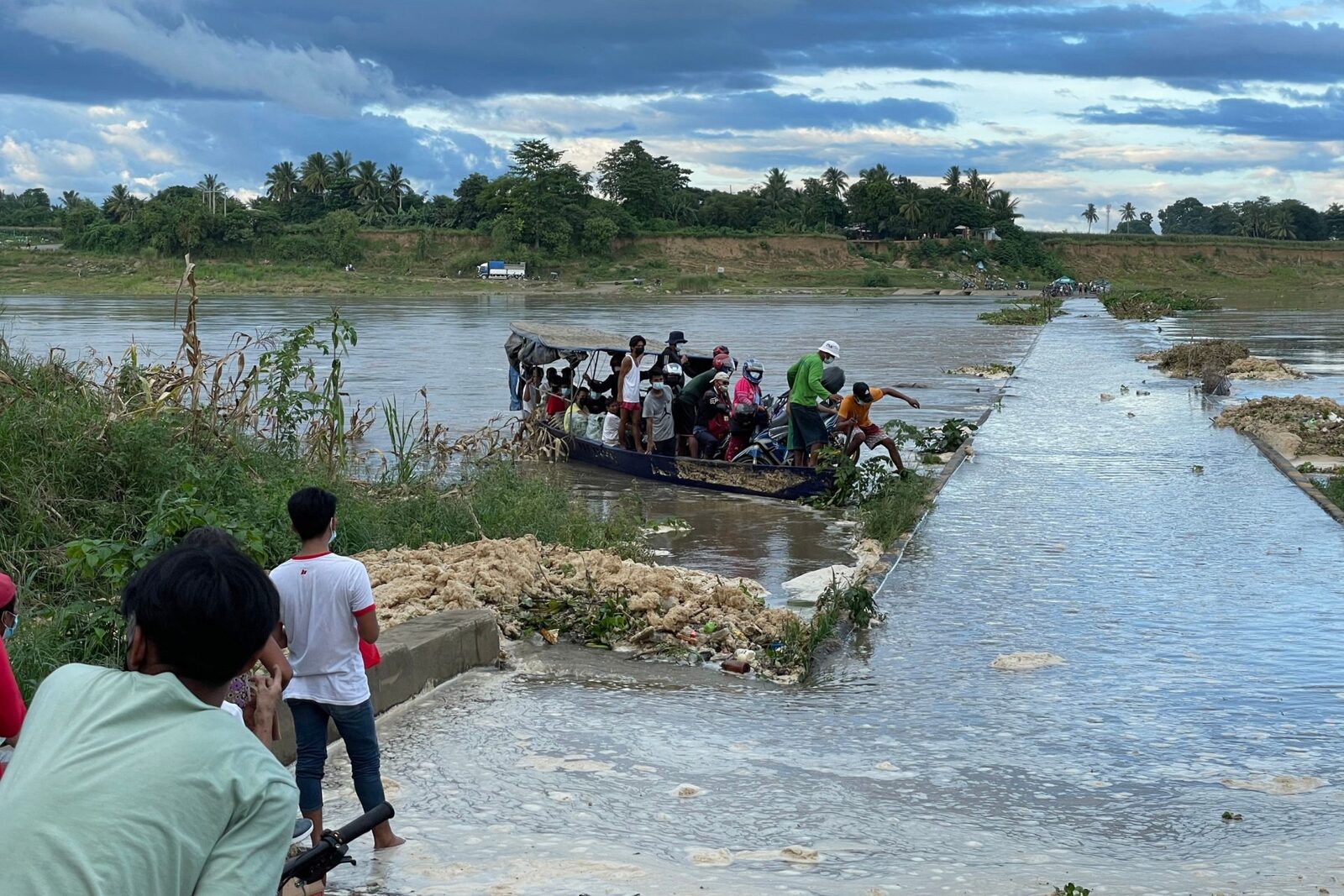 Ferry-uri anulate, drumuri blocate: Maymay învolbură Luzon