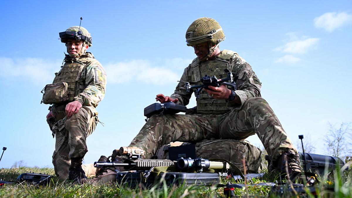 NATO: AI pilotează drone, oamenii decid cine moare