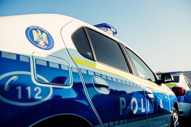 Vrancea: Fetiță, 3 ani, la spital după ce o ușă a căzut peste ea