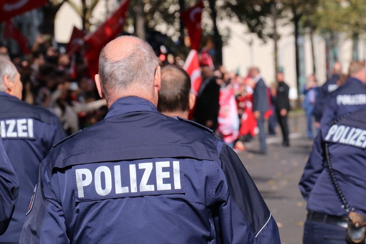 Polițiști falși au cerut bani invocând „infractori români”