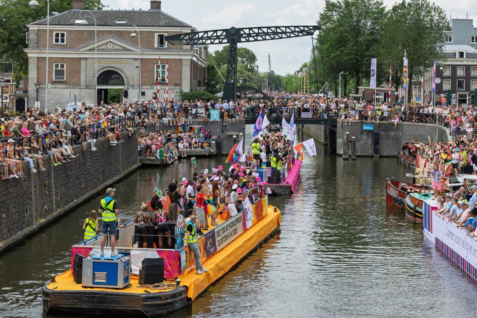 Amsterdam: Zeci de cupluri s-au căsătorit la Pride, 25 ani de la primele uniuni