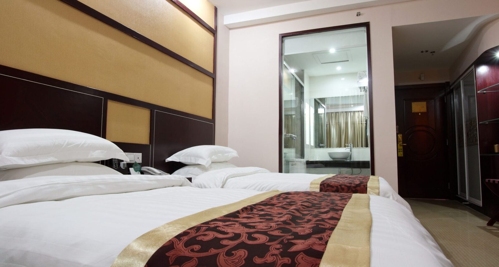 Camere ascunse în hoteluri? Testul cu degetul te scapă de spioni
