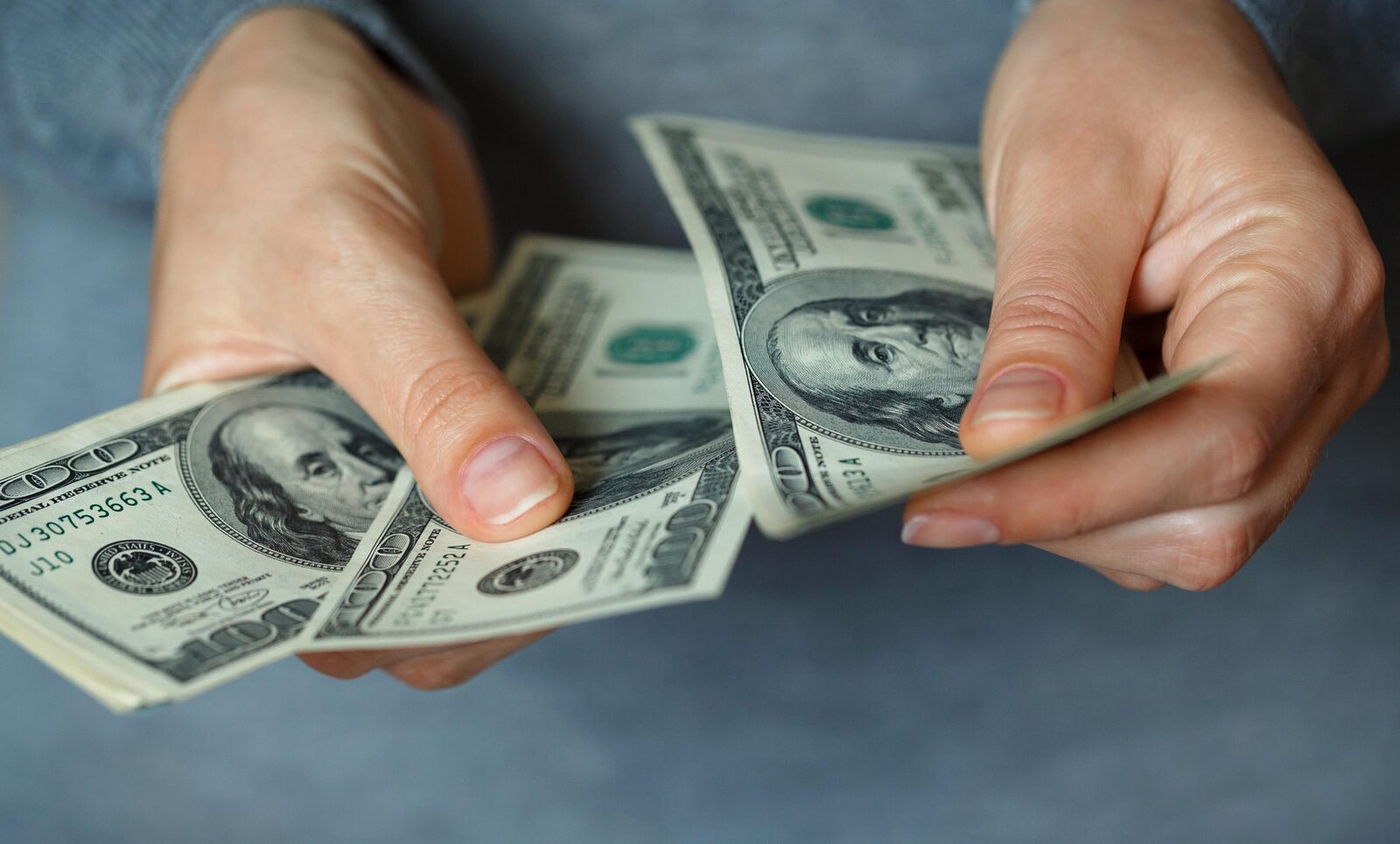 Regina creditelor, cerșetoare pe stradă