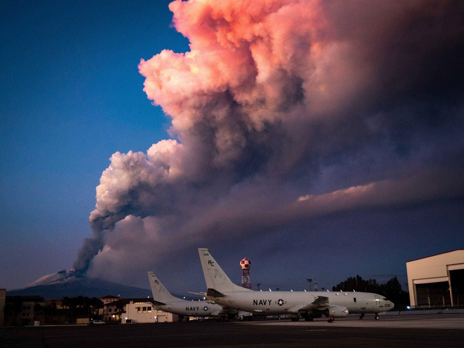 Etna închide aeroportul din Sicilia. Aterizări suspendate