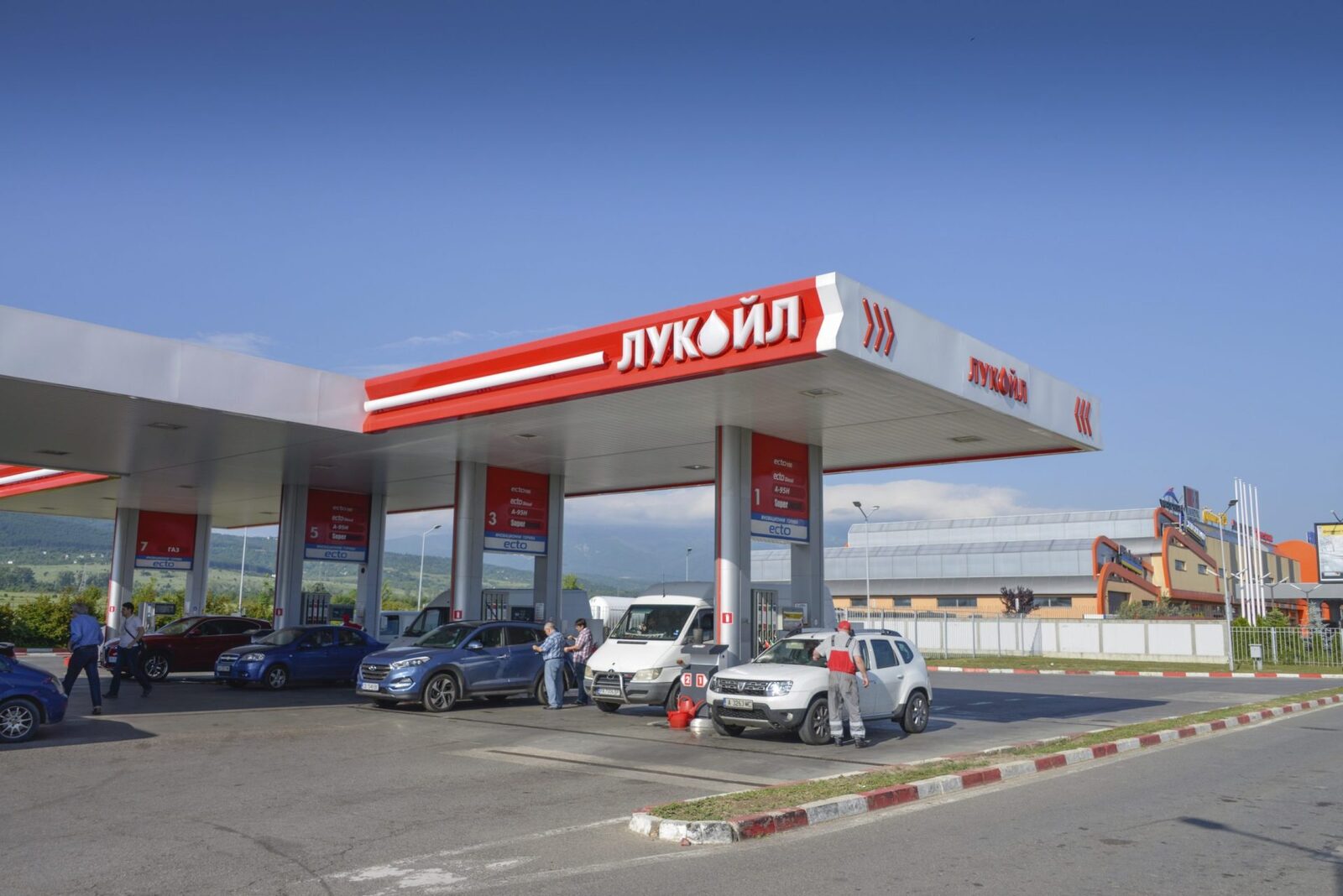 Românii la pompă-n Bulgaria: Cât profită cu adevărat la un plin