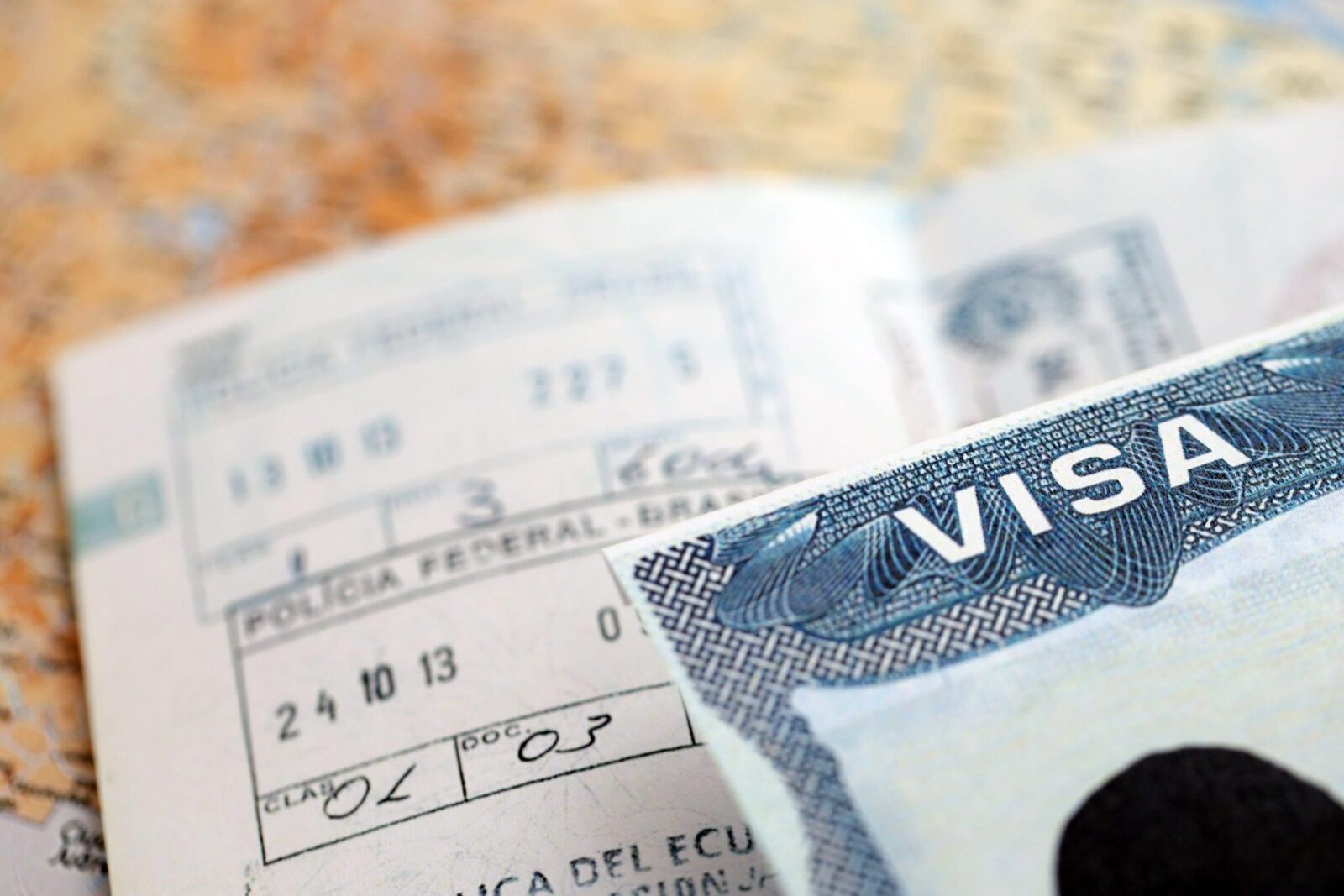 SUA suspendă vizele global. Ce pățesc românii spre America