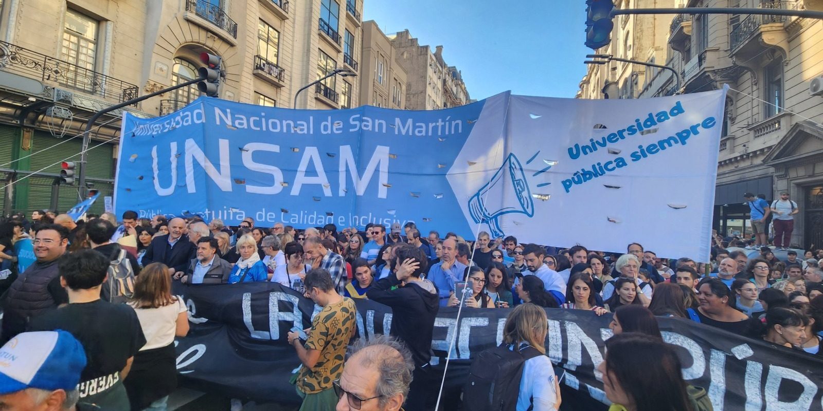ARGEGTINA: Milei, PRINS ÎN INCENDIU DE PROTESTE VIOLENTE