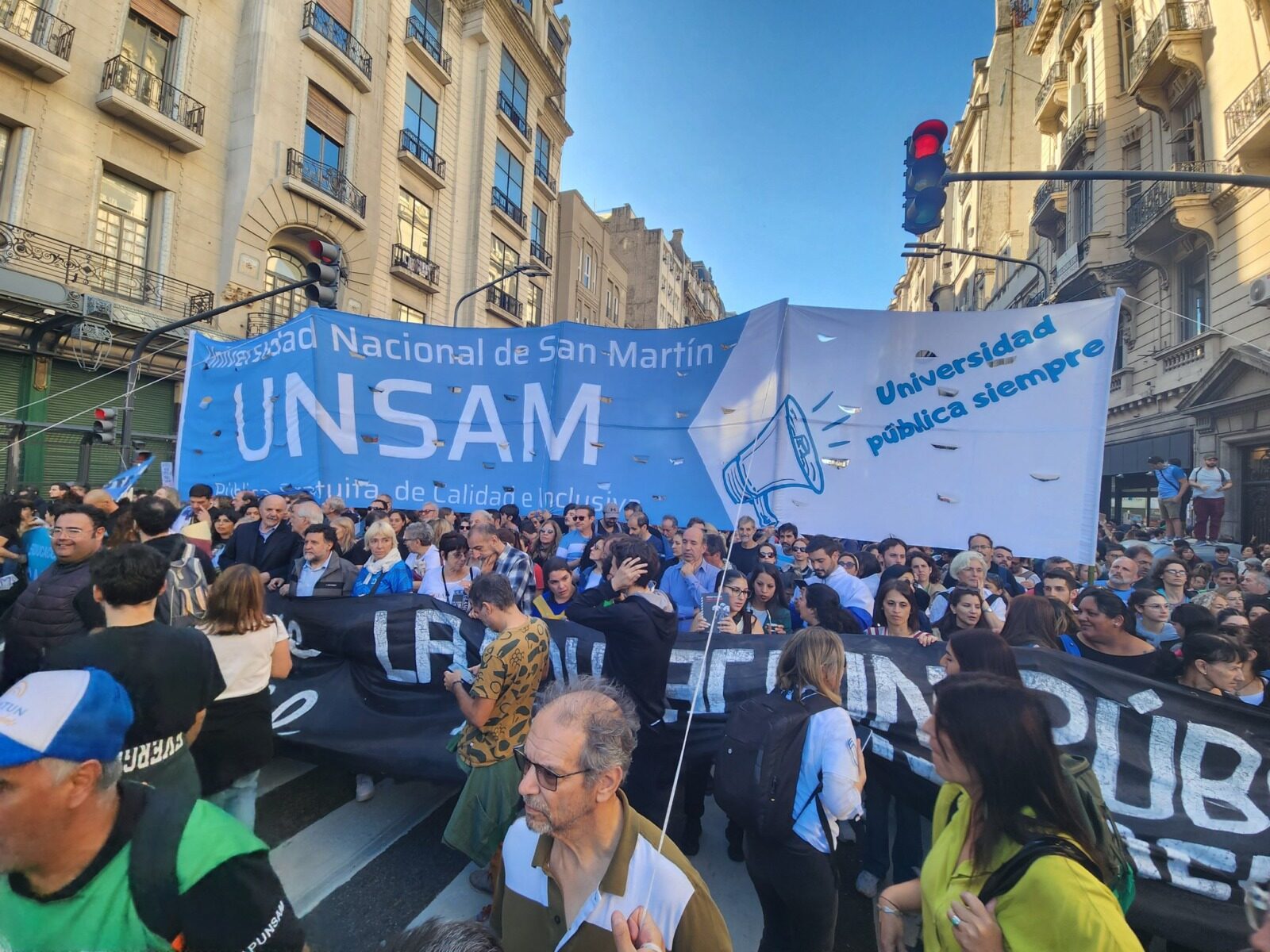 ARGEGTINA: Milei, PRINS ÎN INCENDIU DE PROTESTE VIOLENTE