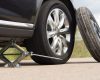 Roata de rezervă, uitată ani: Ce testezi înainte de drum
