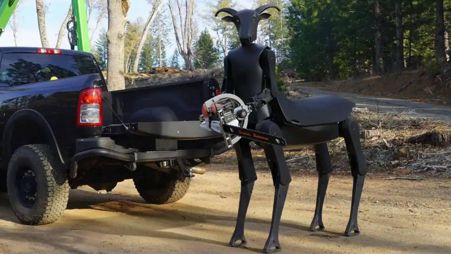 Robotul-centaur, coșmar cu drujbă, salvează vieți și e viral