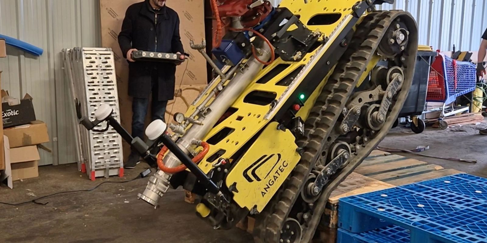 București: Roboțelul revoluționar doboară drone, stinge focuri și lucrează în câmp