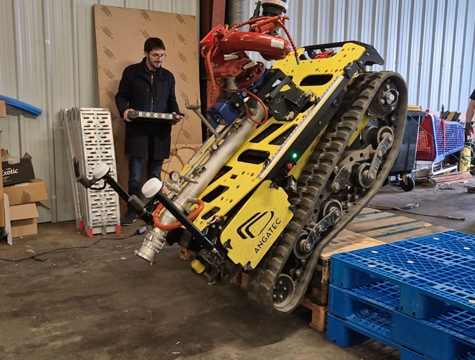 București: Roboțelul revoluționar doboară drone, stinge focuri și lucrează în câmp