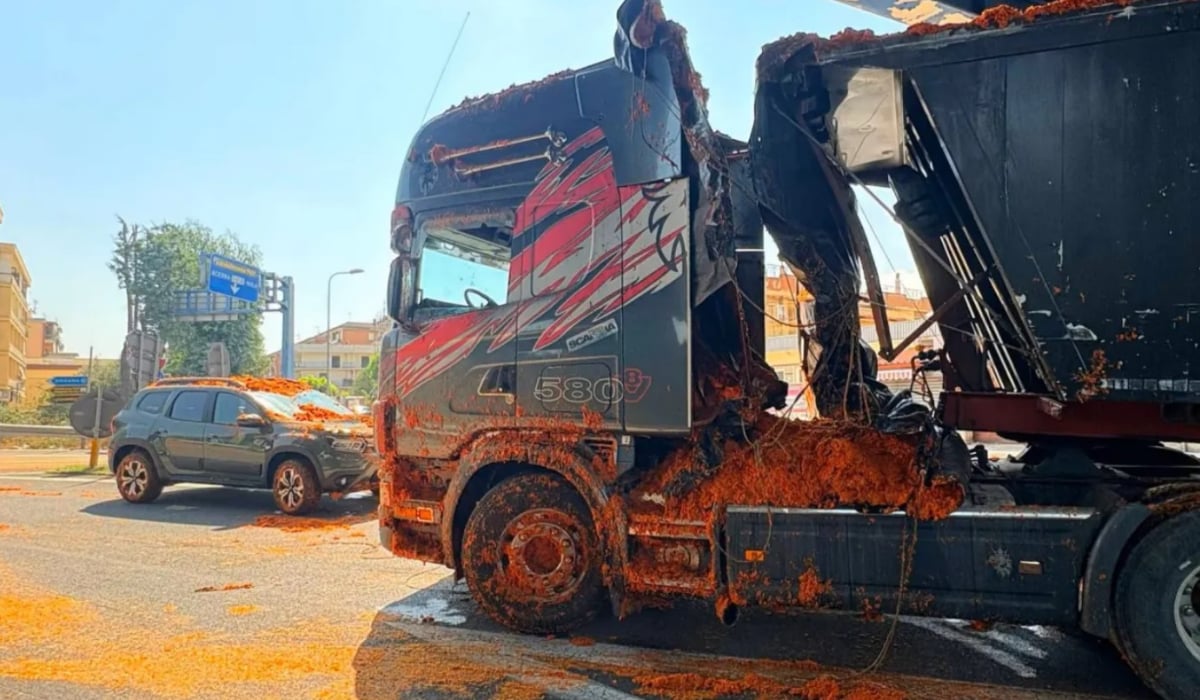 TIR cu 18 tone de roșii a înecat o Dacie pe A16, Italia