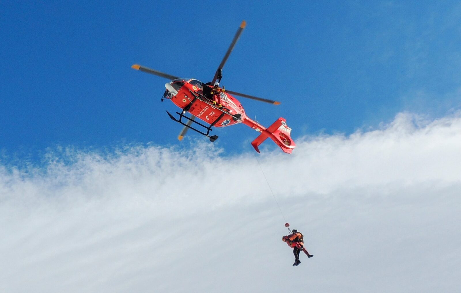 Alpiniști blocați în Bucegi. Salvamontiști în acțiune
