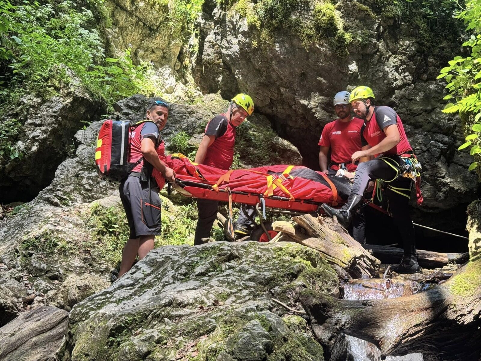 Adolescent inconștient în Făgăraș, salvat de la munte