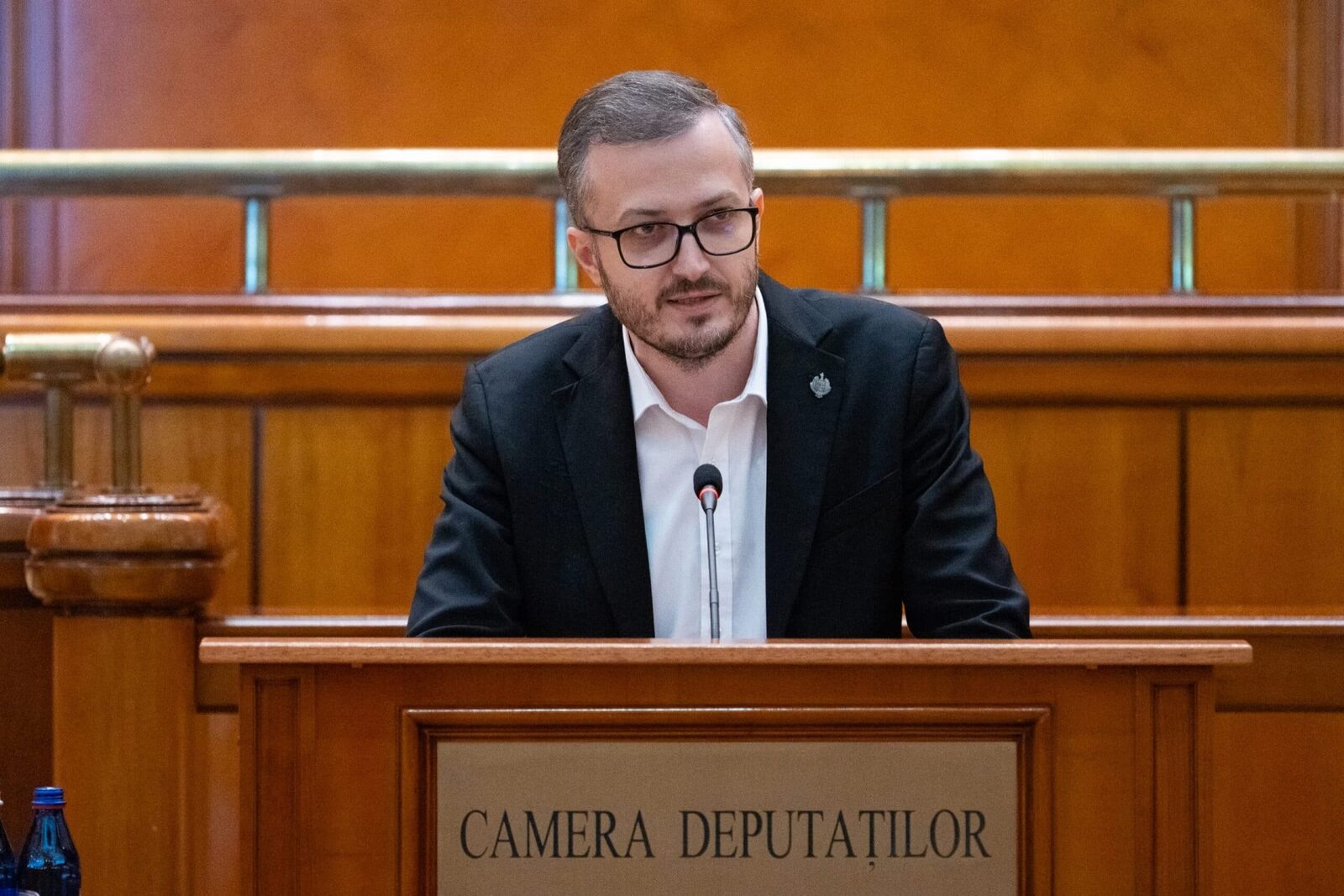 Buzoianu, Mediu transformat în teatru de propagandă