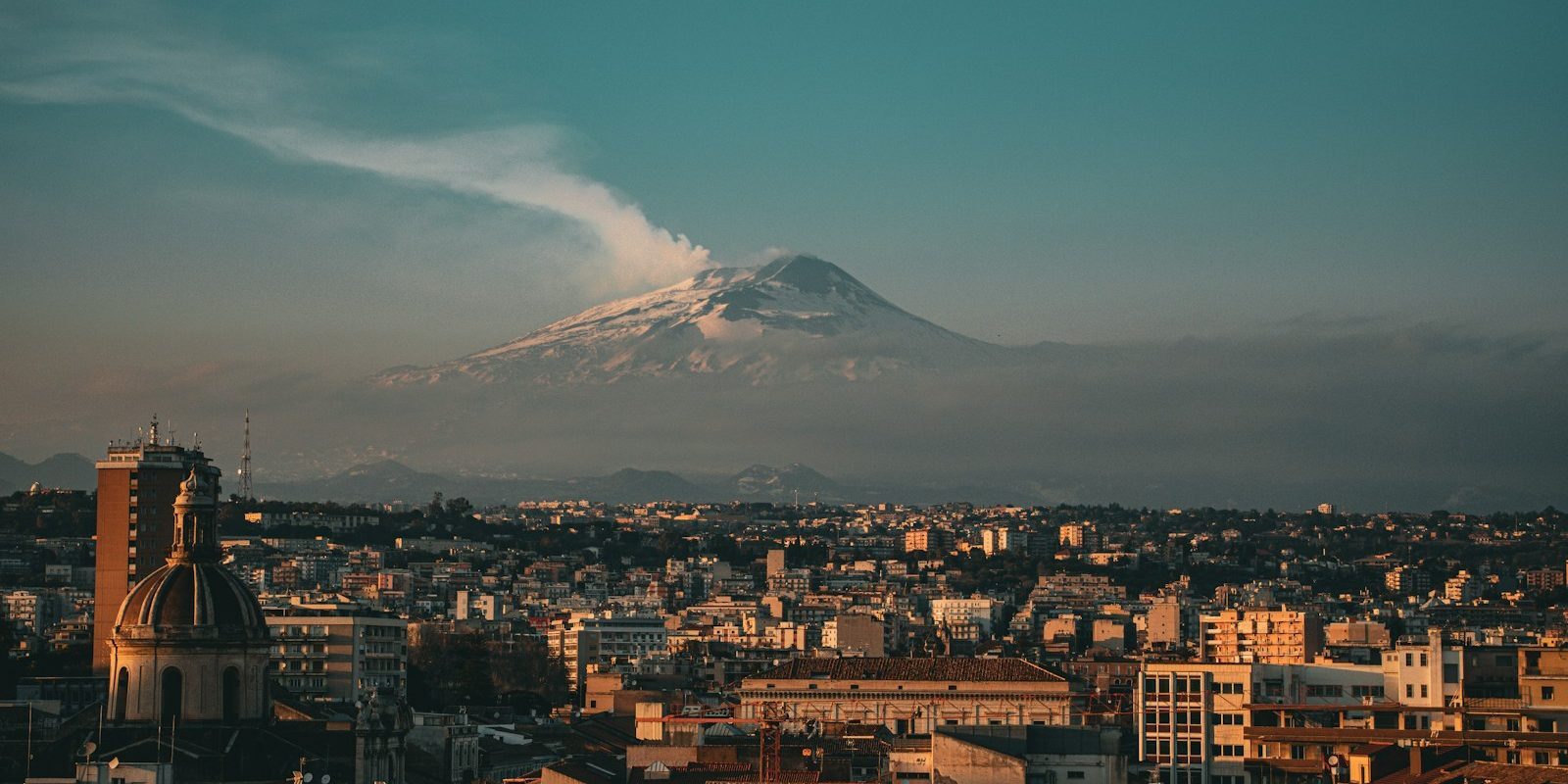 Etna erupe! Traficul aerian spre Catania, restricționat