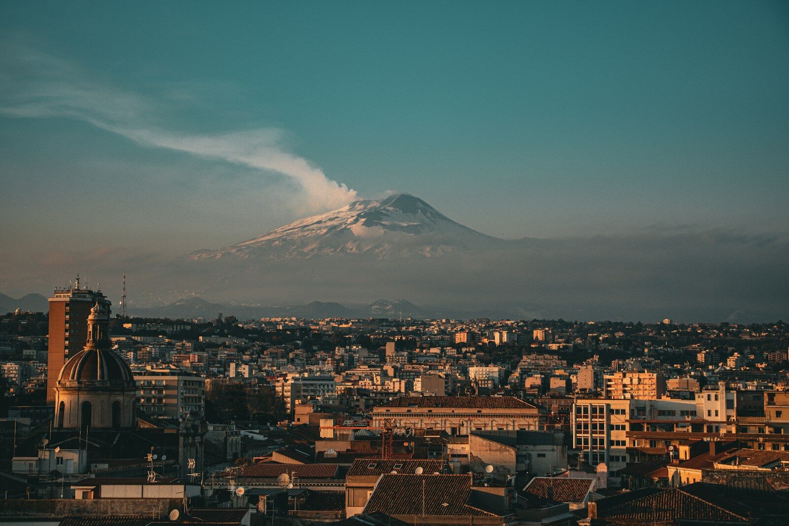 Etna erupe! Traficul aerian spre Catania, restricționat