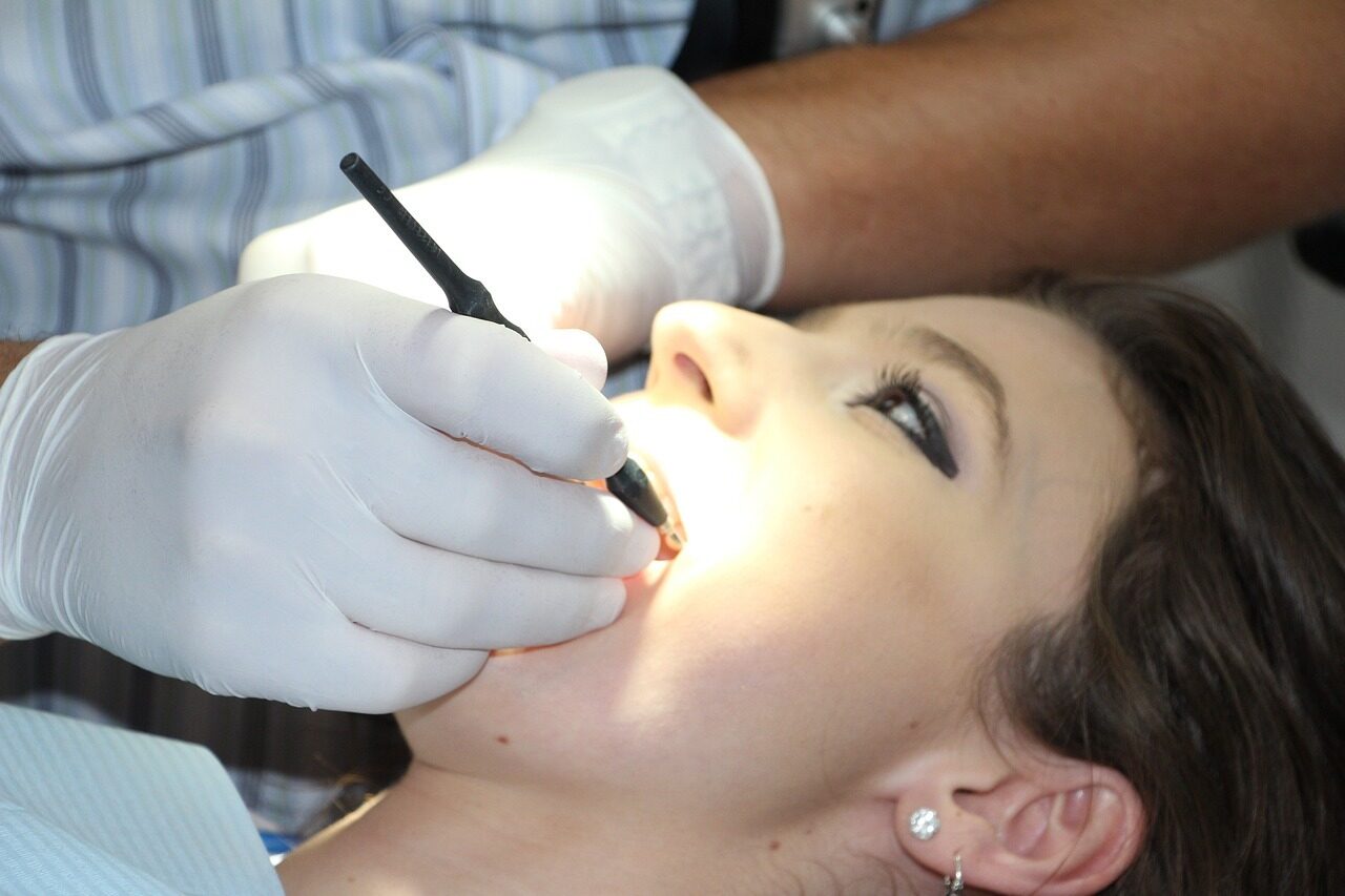 Prețuri dentare: Timișoara, cel mai ieftin implant! Diferențe uriașe