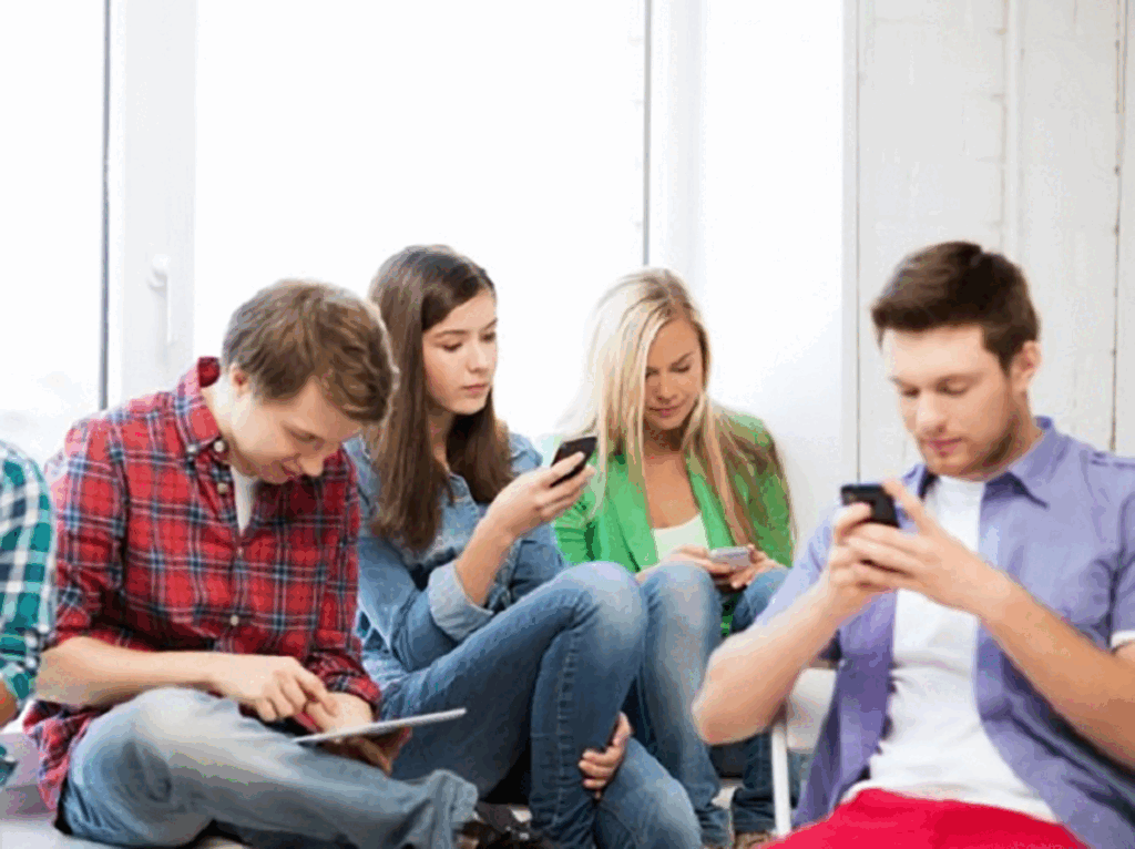 Telefonul îți transformă corpul: 6 efecte ascunse ale scrollingului