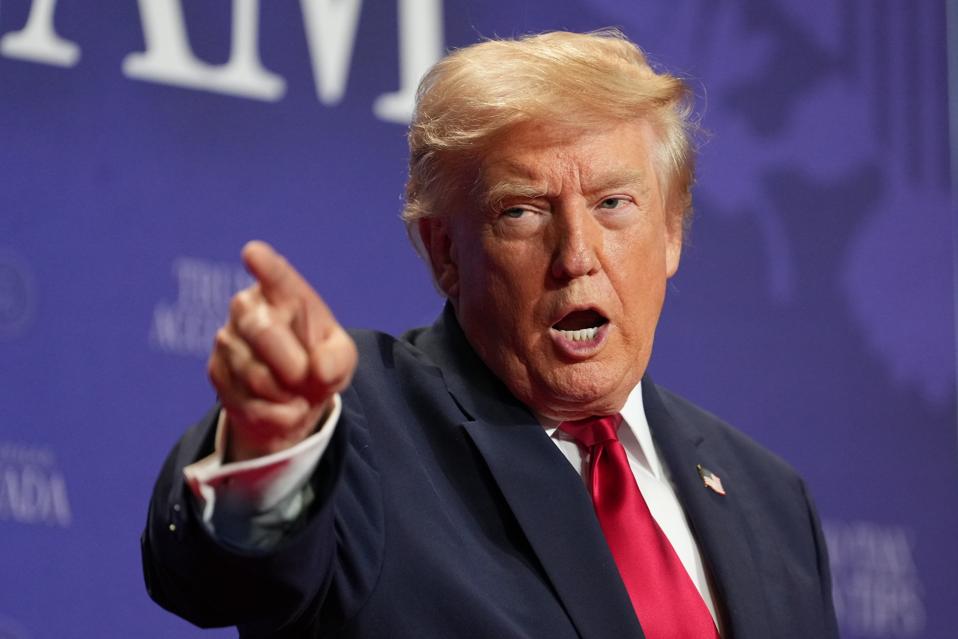 Părul lui Trump: Admirat de unii, suspect de alții