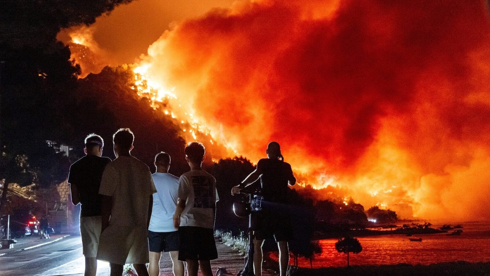 Incendiu devastator pe litoralul croat: Un mort, zeci de răniți. Flăcări mistuie tot