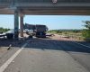 TIR cu pui blochează A1. Marfă pe carosabil