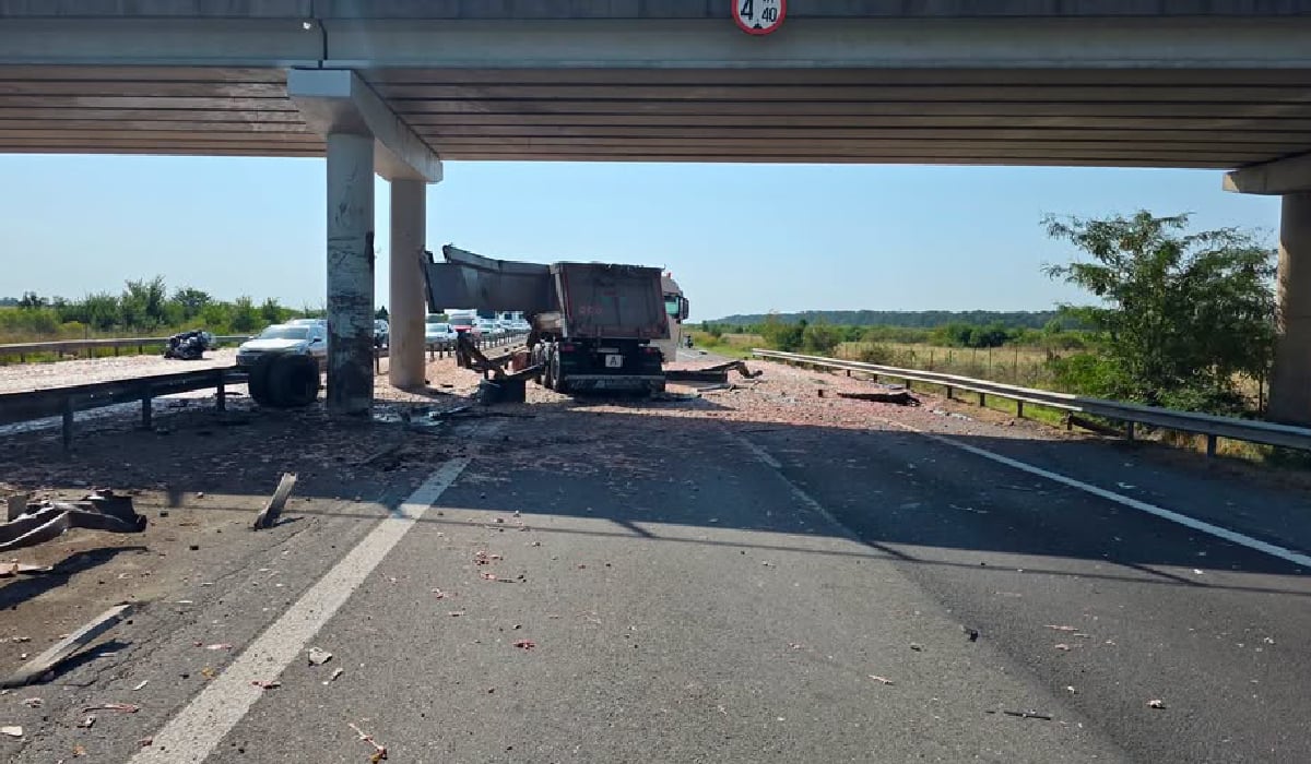 TIR cu pui blochează A1. Marfă pe carosabil
