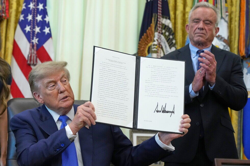 Trump minte la semnarea decretului pentru vaccinuri copii