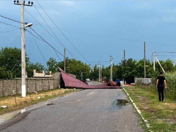 Moldova în beznă: Vremea a pus la pământ linii electrice vitale