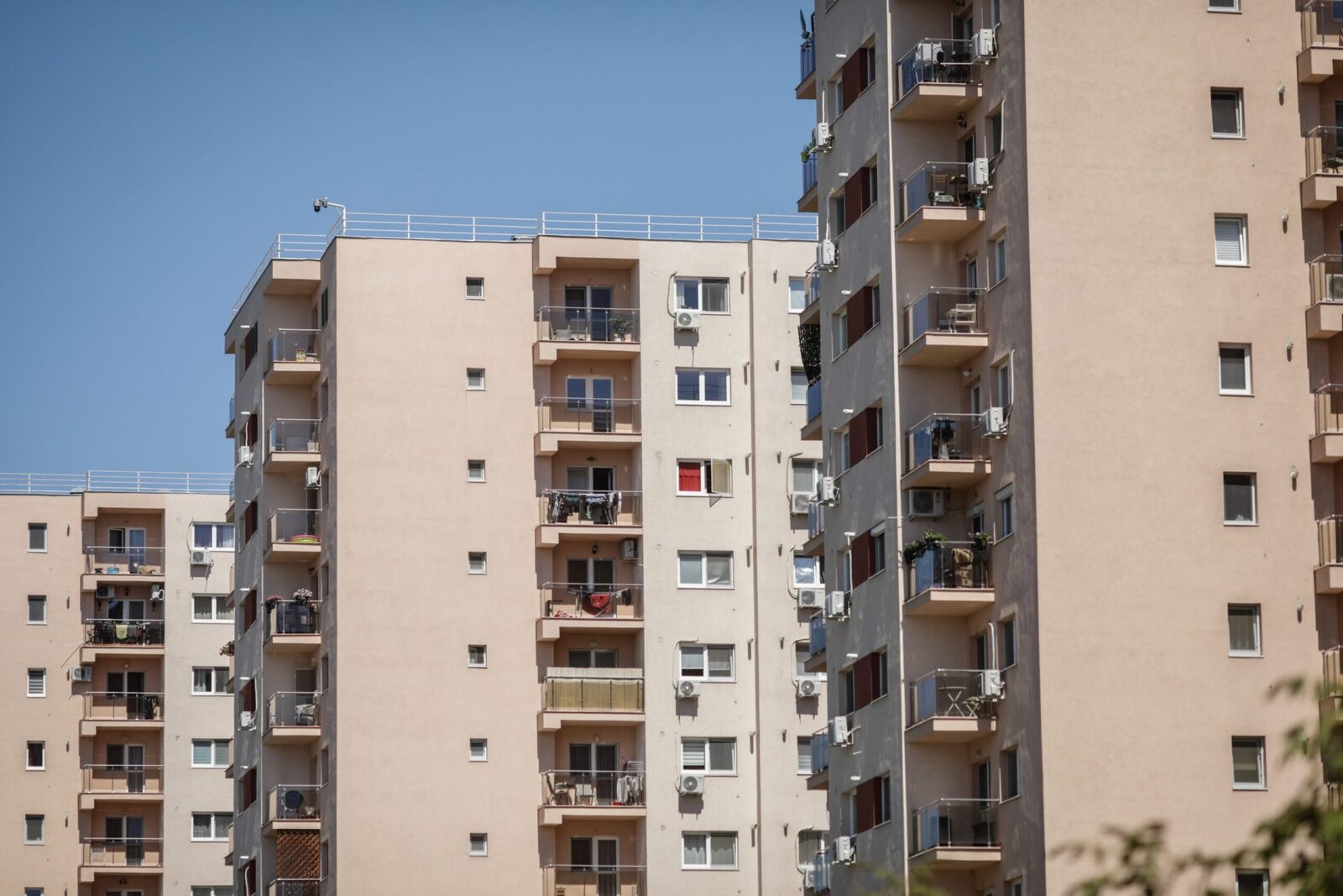 Vecinul îți distruge casa? Ce faci dacă nu remediază