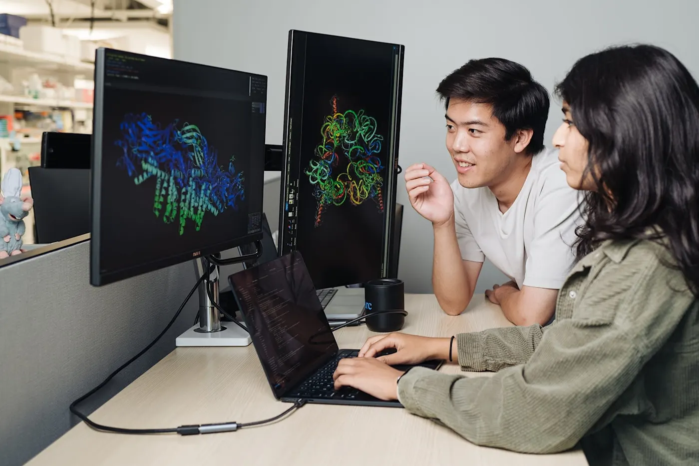 AI face primele virusuri sintetice: Revoluție în genomică