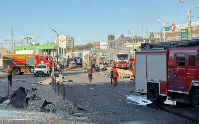 Rusia bombardează Kievul, turn răcit lovit de dronă