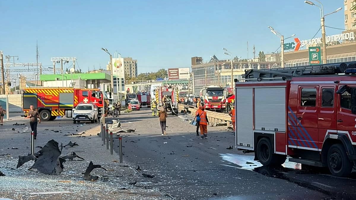 Rusia bombardează Kievul, turn răcit lovit de dronă